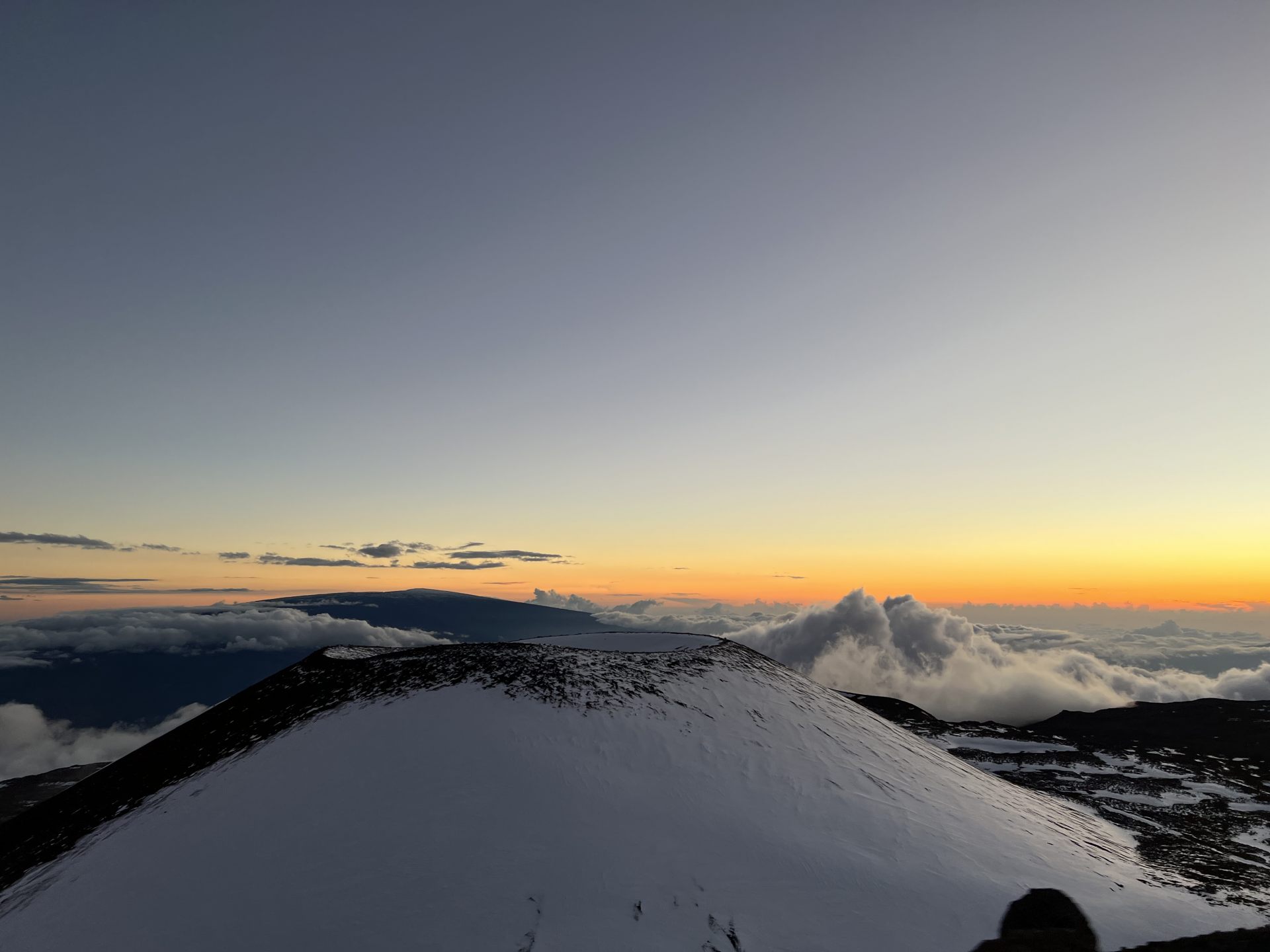 雪の積もったマウナケア山頂と後ろに見えるマウナロア山