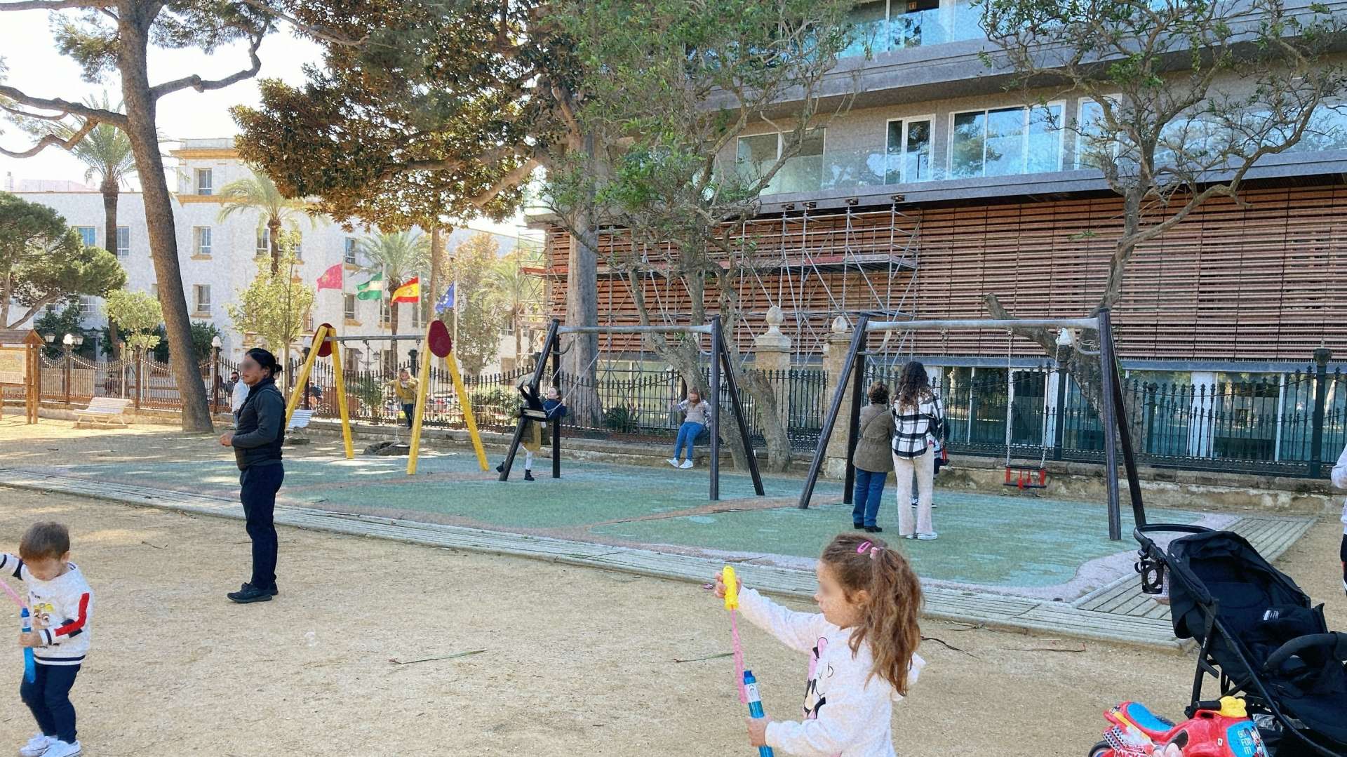 広場で遊ぶ子供たち