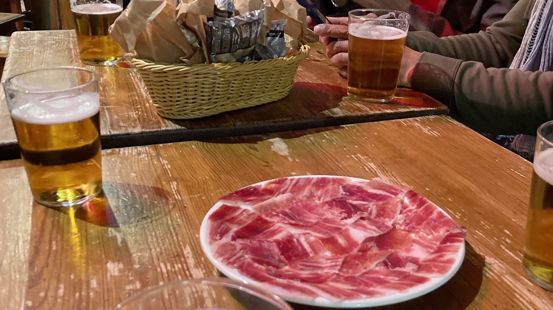 まずはハモン・セラーノとスペイン産生ビールで乾杯