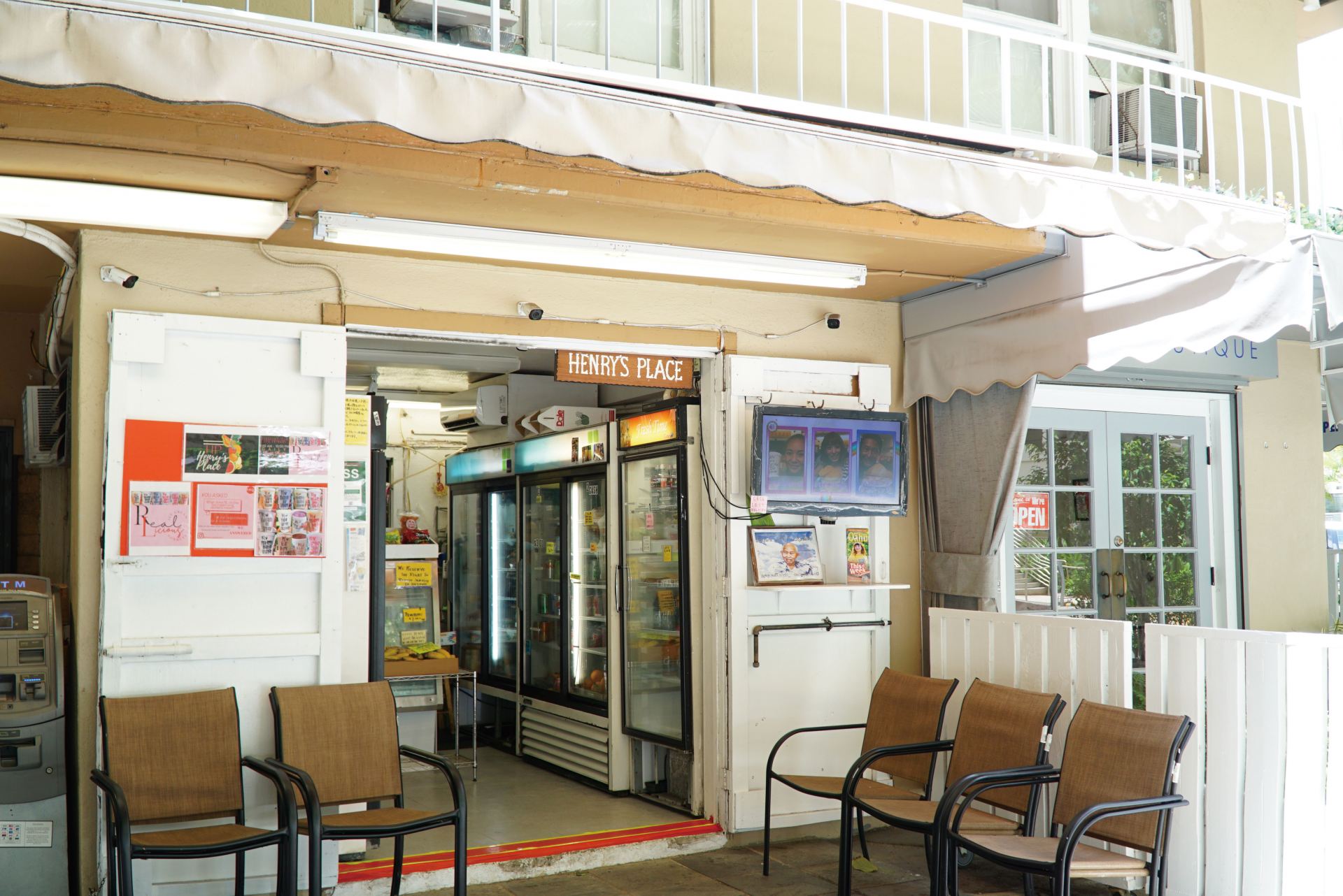 ビーチウォーク通りにあるヘンリーズ・プレイス(高橋果実店)