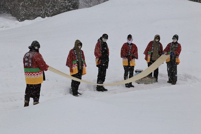 水に浸した「からむし織」を雪面に広げると、白く、しなやかなになるそうです。
これは、紫外線と水蒸気の反応で発生するオゾンの作用によるものと解明されています。
科学的根拠がなかった時代でも、昔の人々は感覚的に知っていたのでしょう。