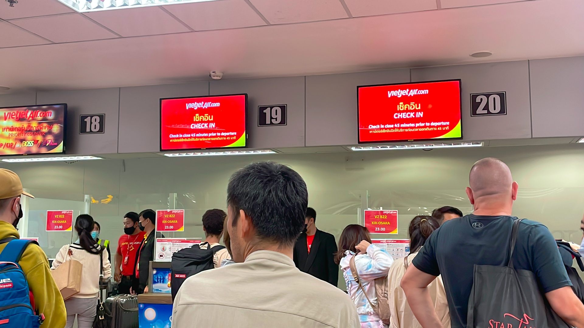 関西国際空港行きのフライトのチェックインカウンター。チェンマイ空港にて