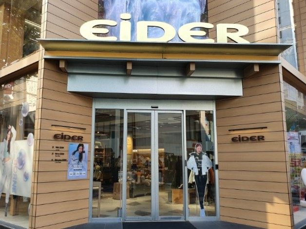 現在パク・ポゴンが広告モデルのEiDERの明洞フラグシップストア。