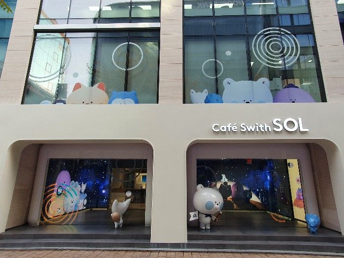 Cafe Swith SOLの外観。中央右のキャラクターが、SOL(ソル)。