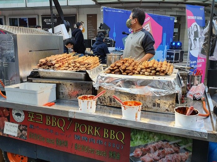 明洞芸術劇場前のポークBBQ屋台。カルビ味と辛目の味の2種類で選べます。