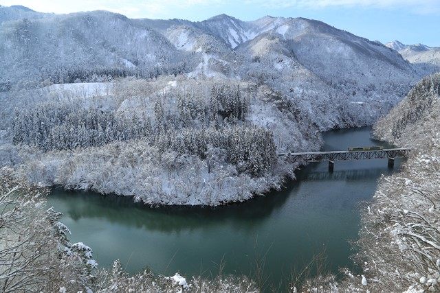 只見川に架かる第三橋梁と只見線の車両（上り426D）です。