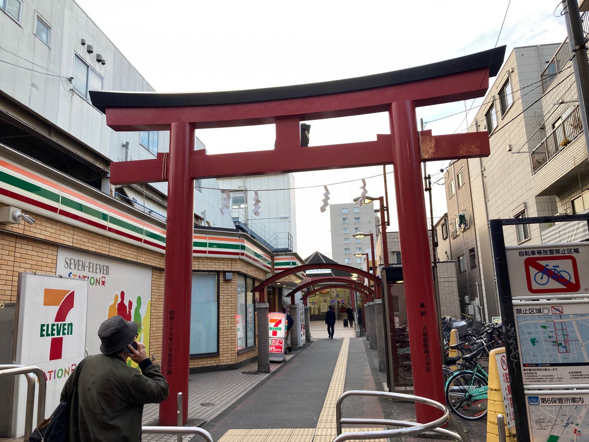 駅を出ると、穴守稲荷さんの鳥居がお出迎え♪