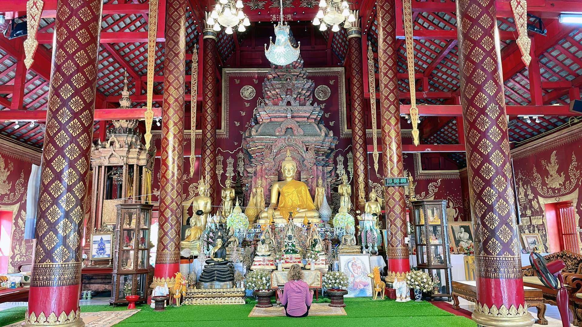 拝殿の中は色鮮やかな壁画と仏像