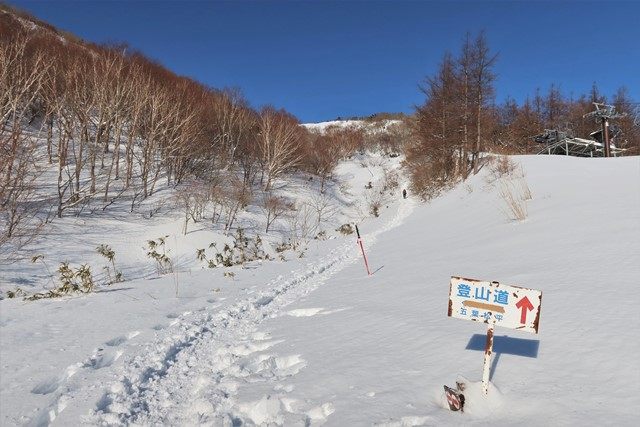 [安達太良高原スキー場](http://www.adatara-resort.com/ski/)のゲレンデを横切って登山道へと入ります。