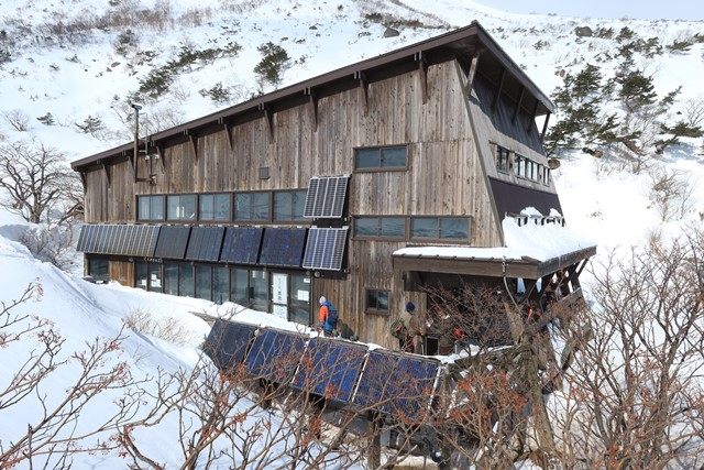 [くろがね小屋](https://www.tif.ne.jp/kuroganegoya/)は、東北では珍しい通年営業の山小屋です。
次年度、防災面での強化を図りつつの建て替えが決まっています。