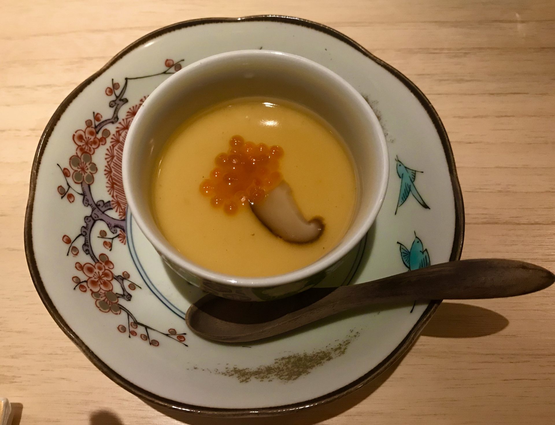 なんと烏骨鶏の出汁で作ったシルキーな舌触りの茶碗蒸し