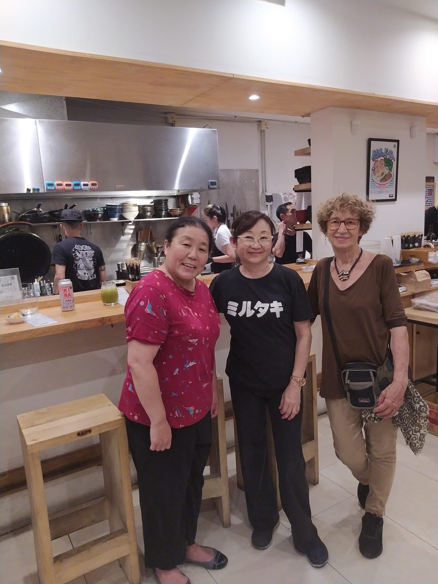 週末はお母さんのMIRTA RYUMON ミルタ竜門さんが働いていて、迎えてくれました。
珍しい名字は岡山系だそうです。おばあさんがもうアルゼンチン生まれということでアルゼンチン日系社会では先駆者のファミリーですね。アルゼンチン人の友人マルタと一緒に行きました。大学院で組んでレポートを書いた仲間で、30年近く近い仲になりますね。日本食が大好きなのでいつも一緒に行きます。