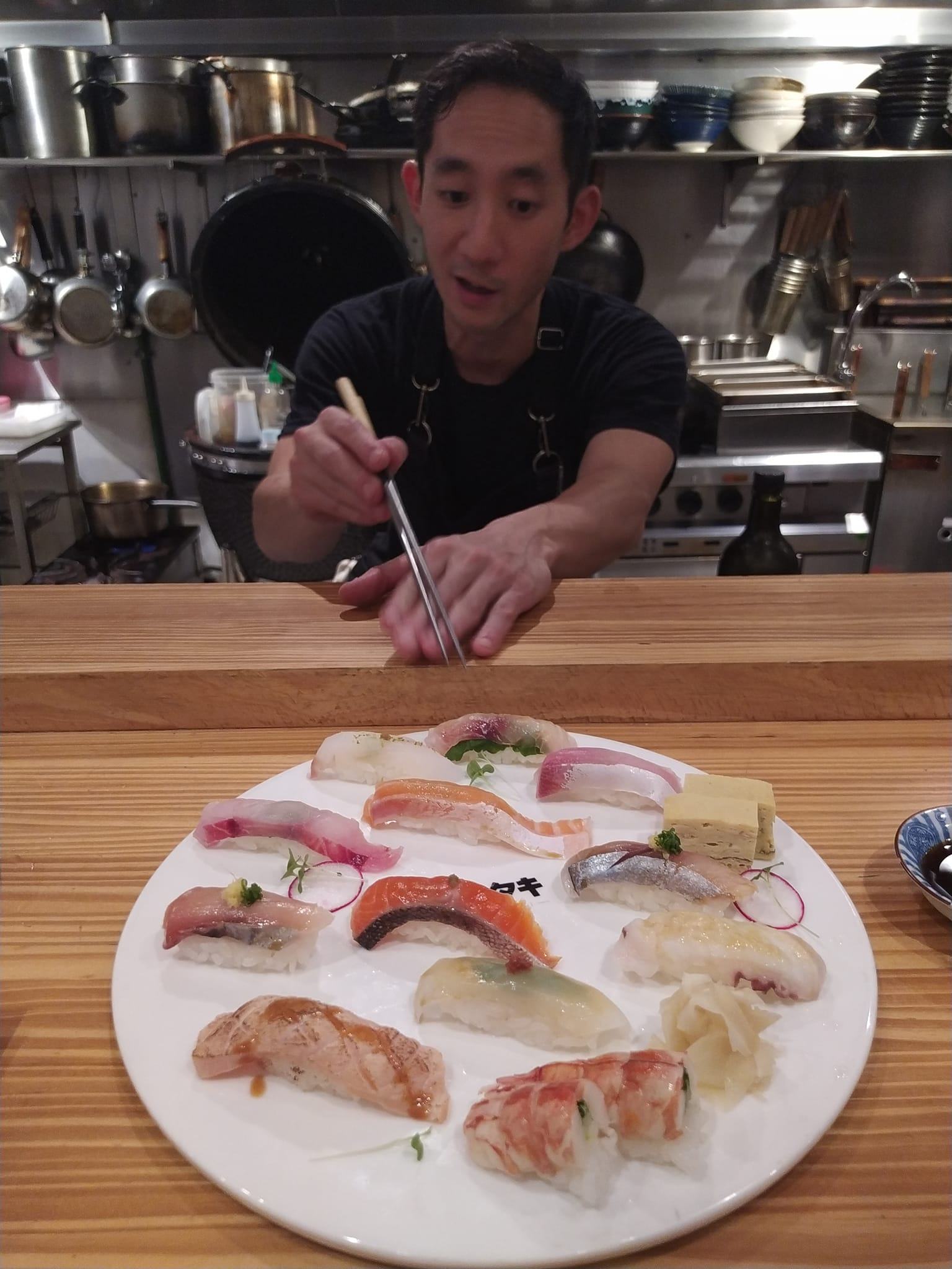 握り盛り合わせ Nigiri moriawase 丁寧に一つ一つ説明いただきましたが、全部違うのでどれからとどれを分けるか悩みます。
なお、右手前は日本で有名なアルゼンチンエビです。アルゼンチンの人はほとんど食べませんが、寿司ネタで感動です。通常、サーモン一食のお寿司をアルゼンチンの人は食べていることが多いです。