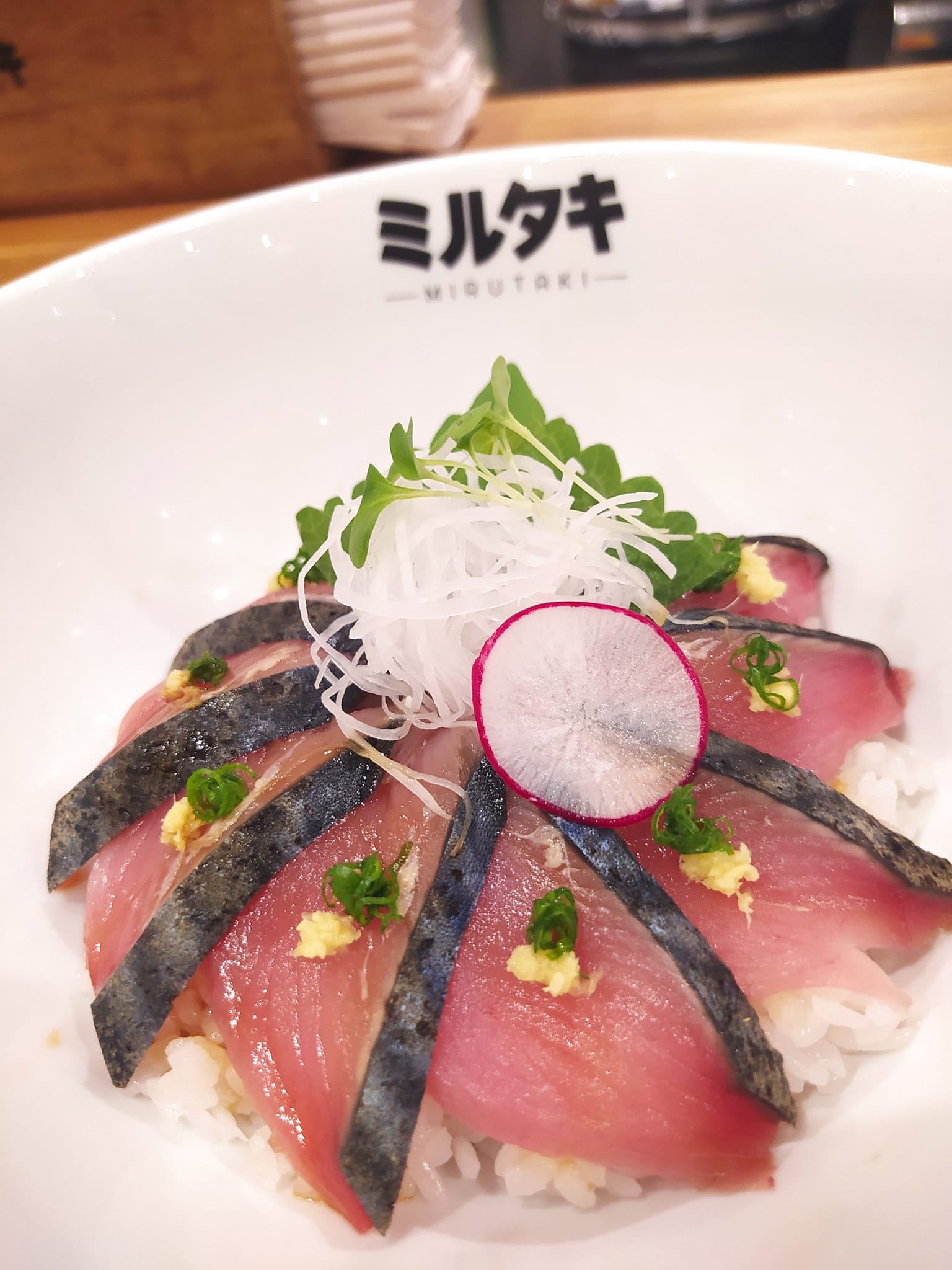 かつおのタタキ　Katsuo no tataki　のショウガがいい感じに盛り付けと風味を出しています。。。