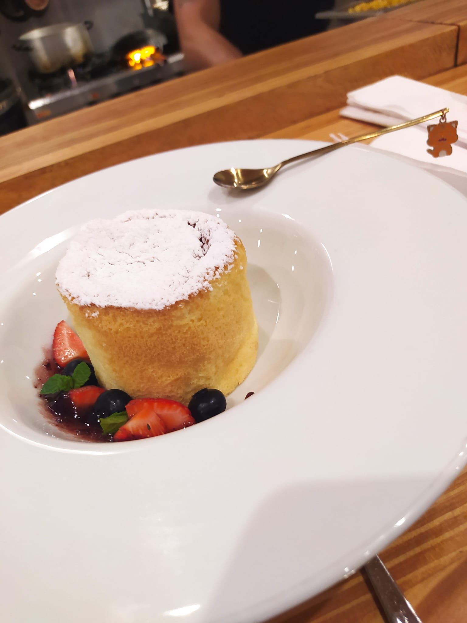 もう食べられませんが、デザートは別。アルゼンチンではこのスフレチーズケーキがJAPANESE CHEESE CAKEとして有名です。りくろうおじさんのチーズケーキが理想らしいですが、ほくほくふわふわでおいしかったです。
