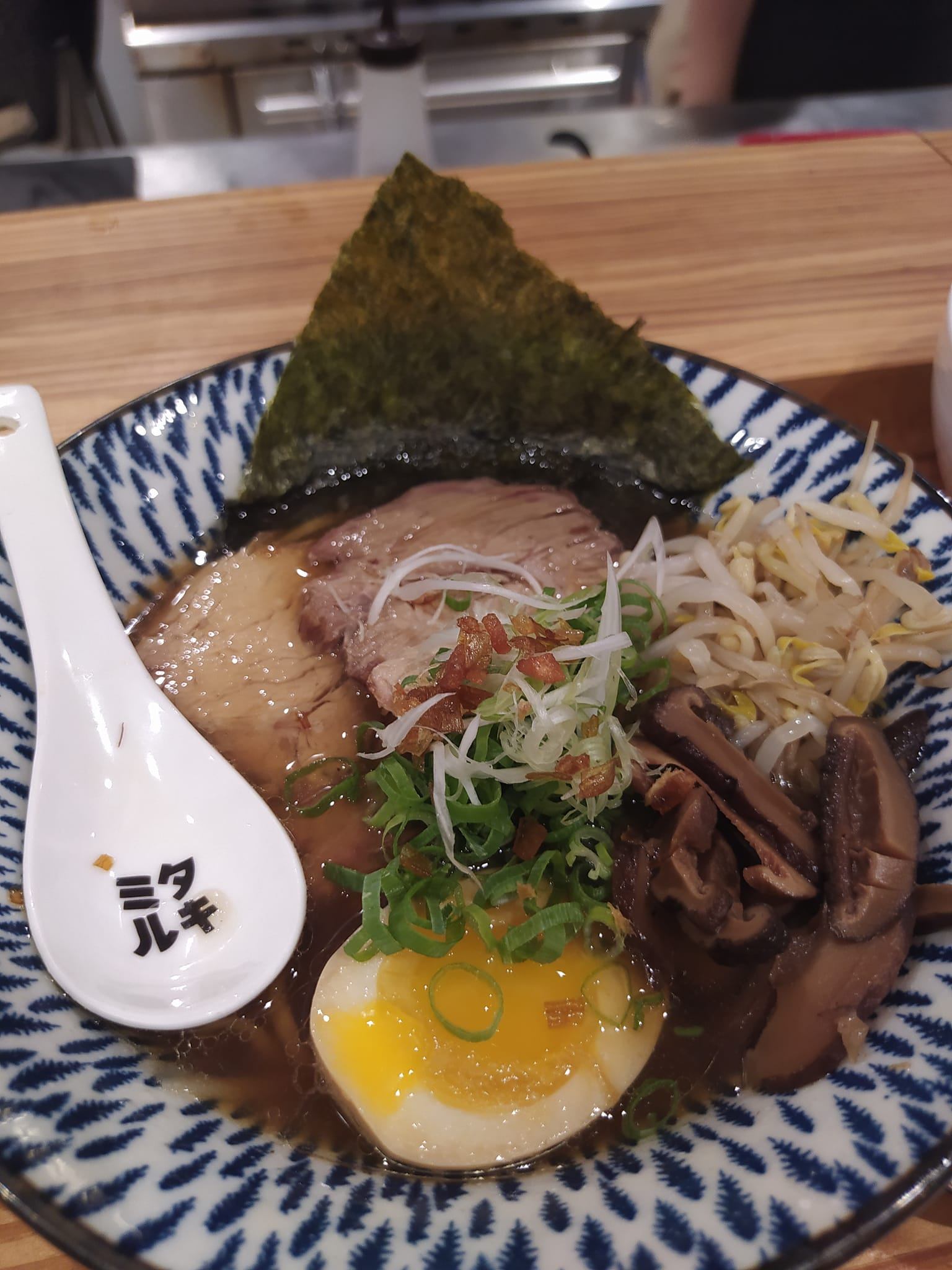 忘れるところでしたがもちろん、ラーメンも食べました。アルゼンチンには日本麺はないので麺も自家製です。コシとかはちょっと弱いですが、十分おいしいラーメンでした。
うちの娘のお勧めは醤油ラーメンです。Shoyu Raamen