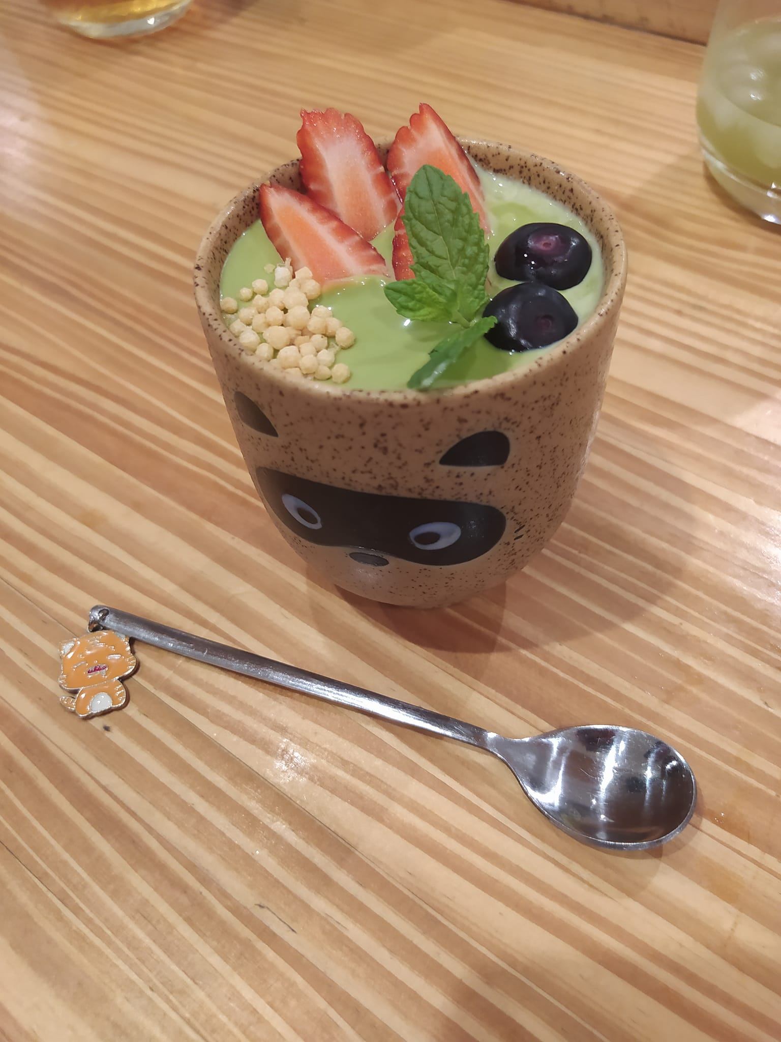 抹茶プリン Flan de Matcha も最高においしい、濃厚なお味でよかったです。スプーンもかわいい💛