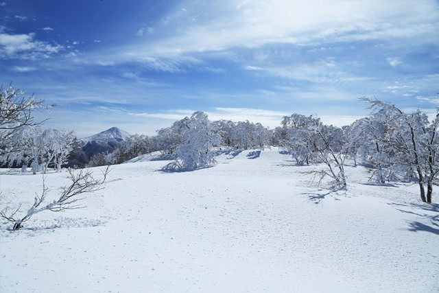 山頂直下へ到着です。
左奥には磐梯山（剣ヶ峰）の頂が見えています。