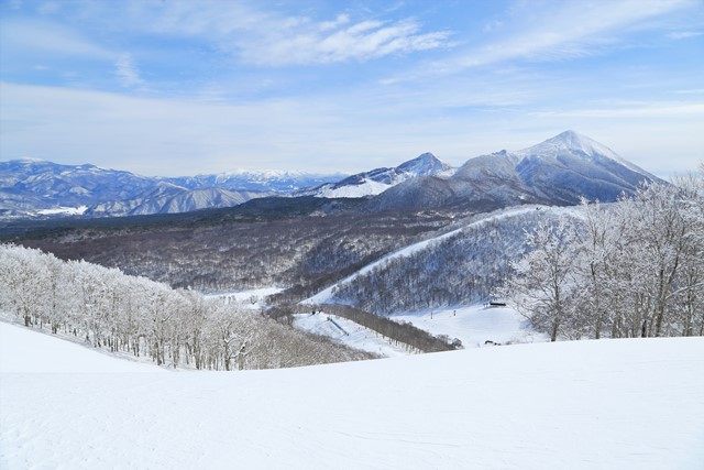 山頂直下のポイントから猫魔スキー場の先に磐梯山を望みます。
正面奥には、安達太良連峰もクッキリと。