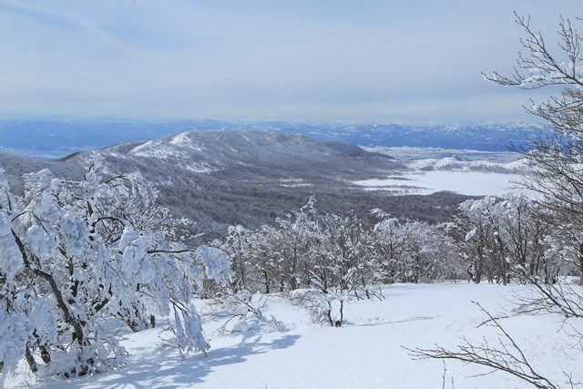 古城ヶ峰から二子山へと続く雄国沼南部の稜線です。
周辺の眺望を存分に堪能した後、自分のトレースを辿って下山します。