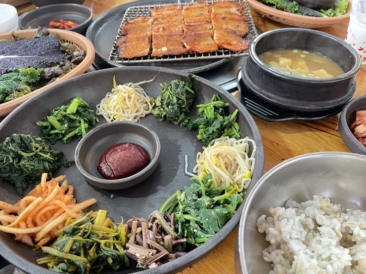 野菜とお肉を葉に包むサムパプの昼食