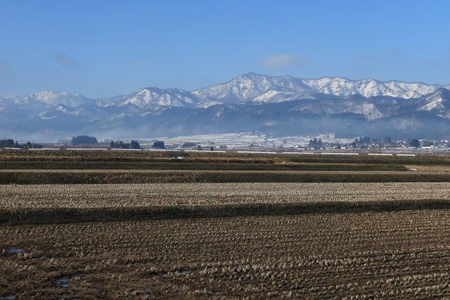 高田カーブの直近より望む明神ヶ岳方向の山並みです。
盆地底部を覆っていた朝靄も次第に消えつつあります。