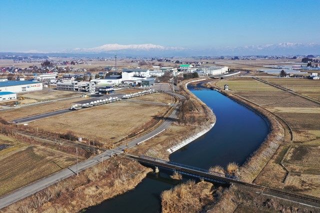 氷玉川に架かる橋梁と飯豊連峰