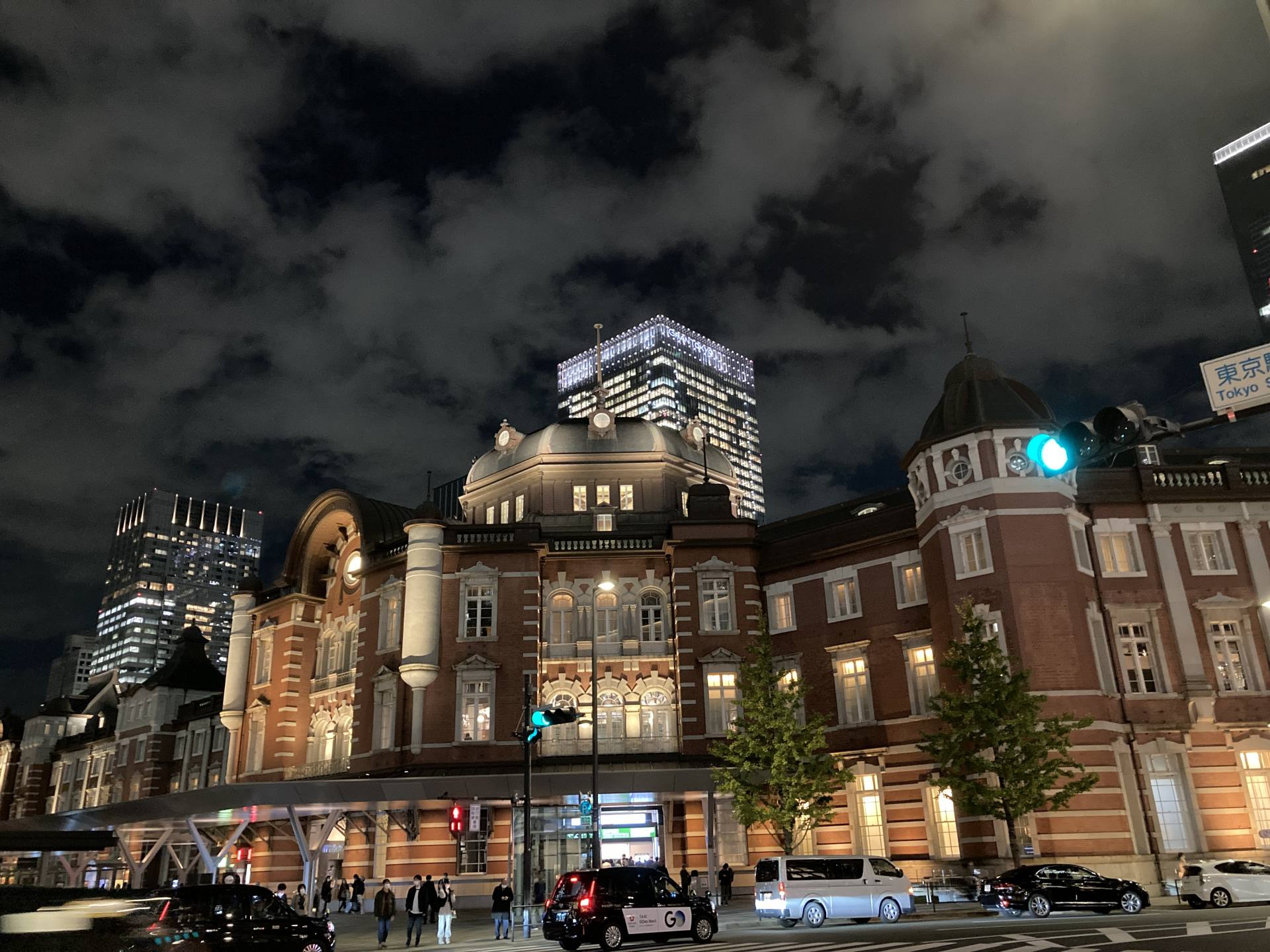 ライトアップされた東京駅