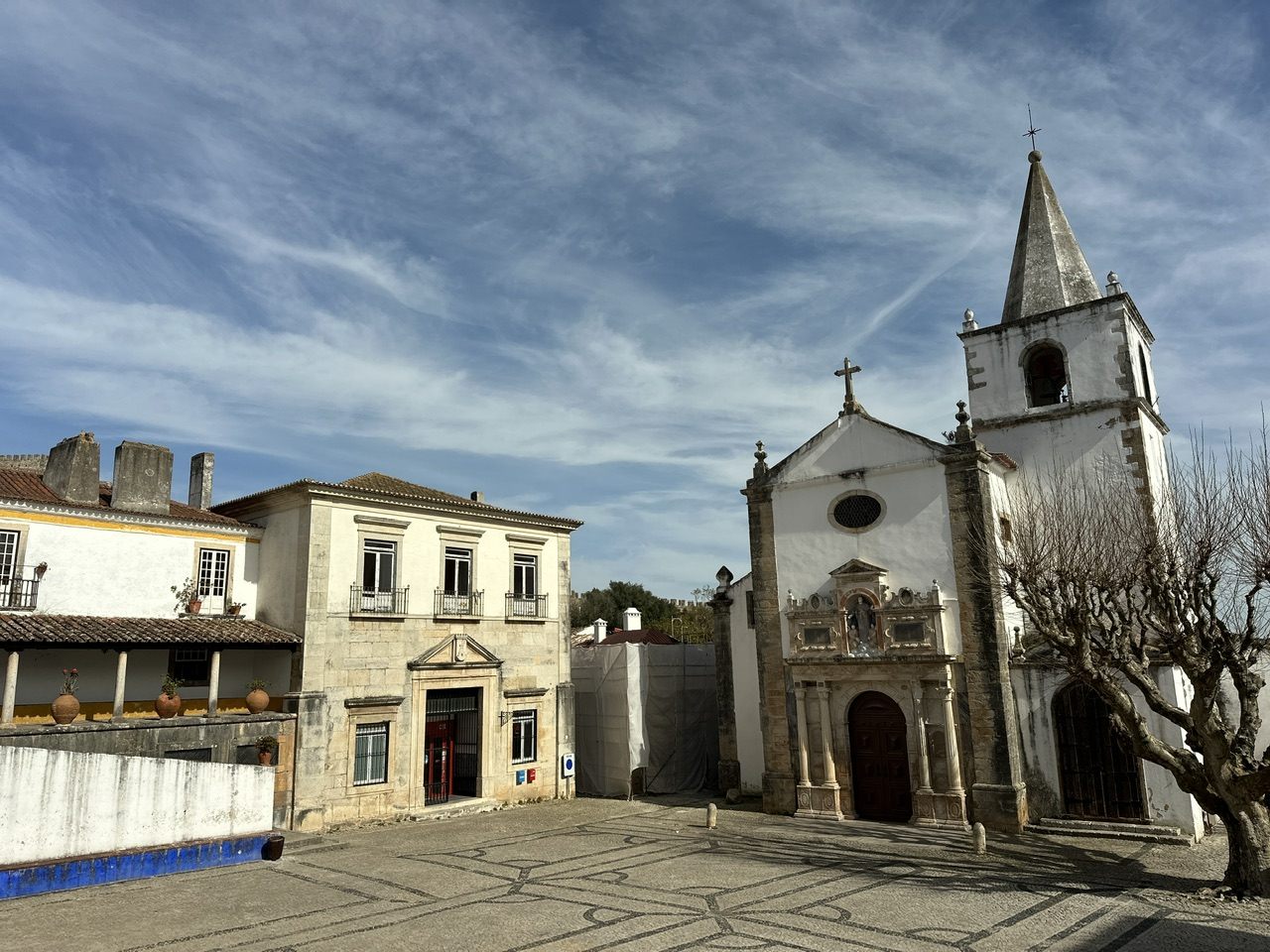 教会や、郵便局に生まれ変わった18世紀の元邸宅などがある広場
