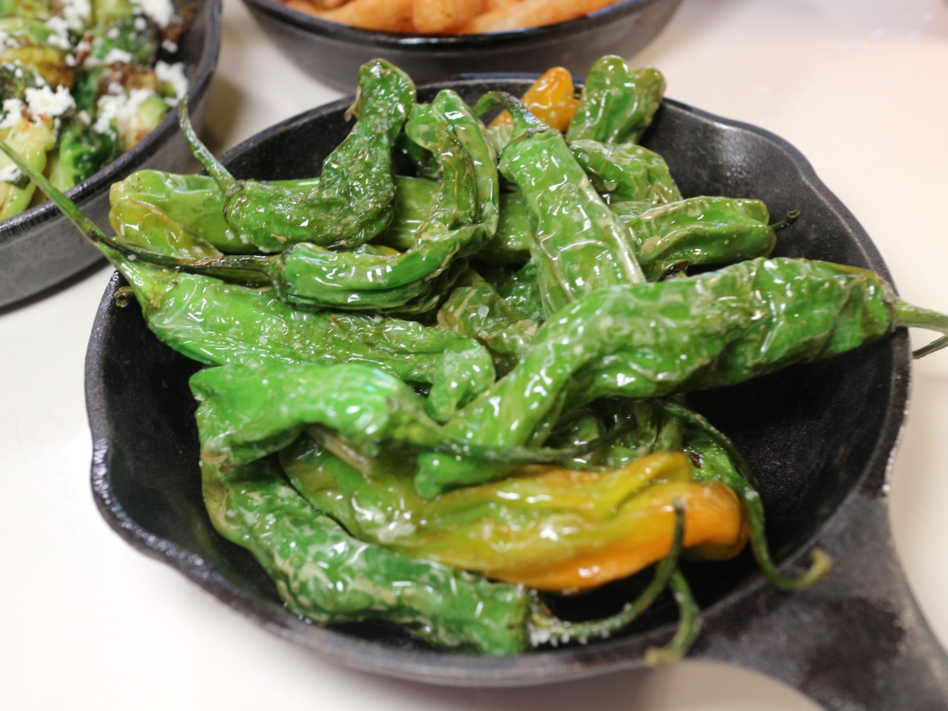 Shishito Peppers(シシトウ)
巨大です。日本のシシトウの3~4倍はあります。たまに辛いのもありますが、ほとんどがほんのり甘みを感じられる美味しさです。