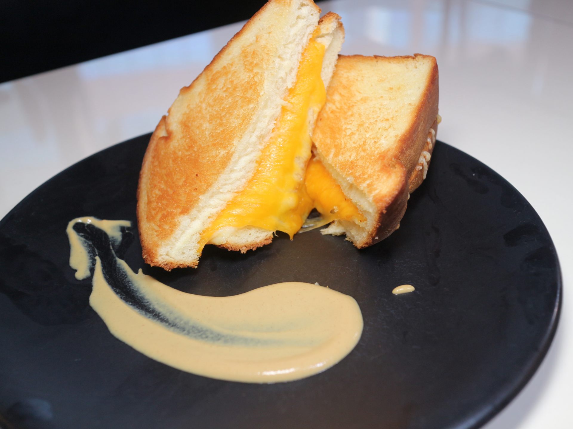 Grilled Cheese Sandwich（グリルチーズのサンドイッチ）
アメリカの子どもが大好きなグリルチースサンドイッチ。祐哉シェフは自家製ブリオッシュでフランス風に。