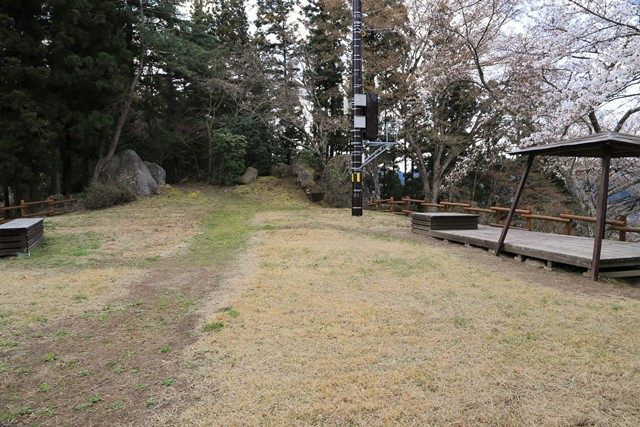 石尊山公園（展望台）へ到着です。
中央奥は大山阿夫利神社の石祠となります。