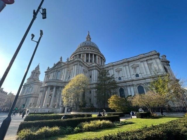 ロンドン市民の愛するセントポール大聖堂