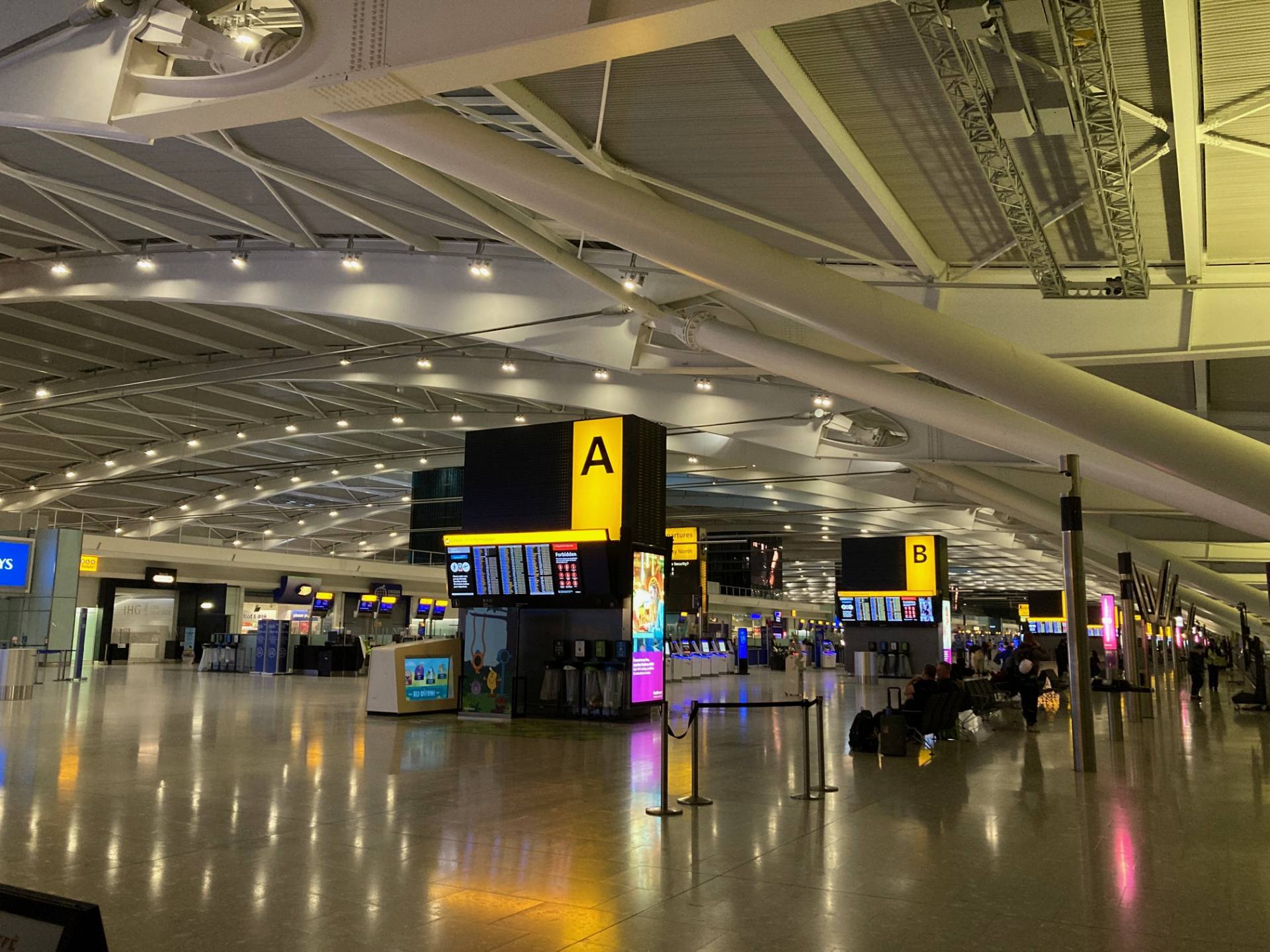 深夜のヒースロー空港ターミナル5・出発フロアー