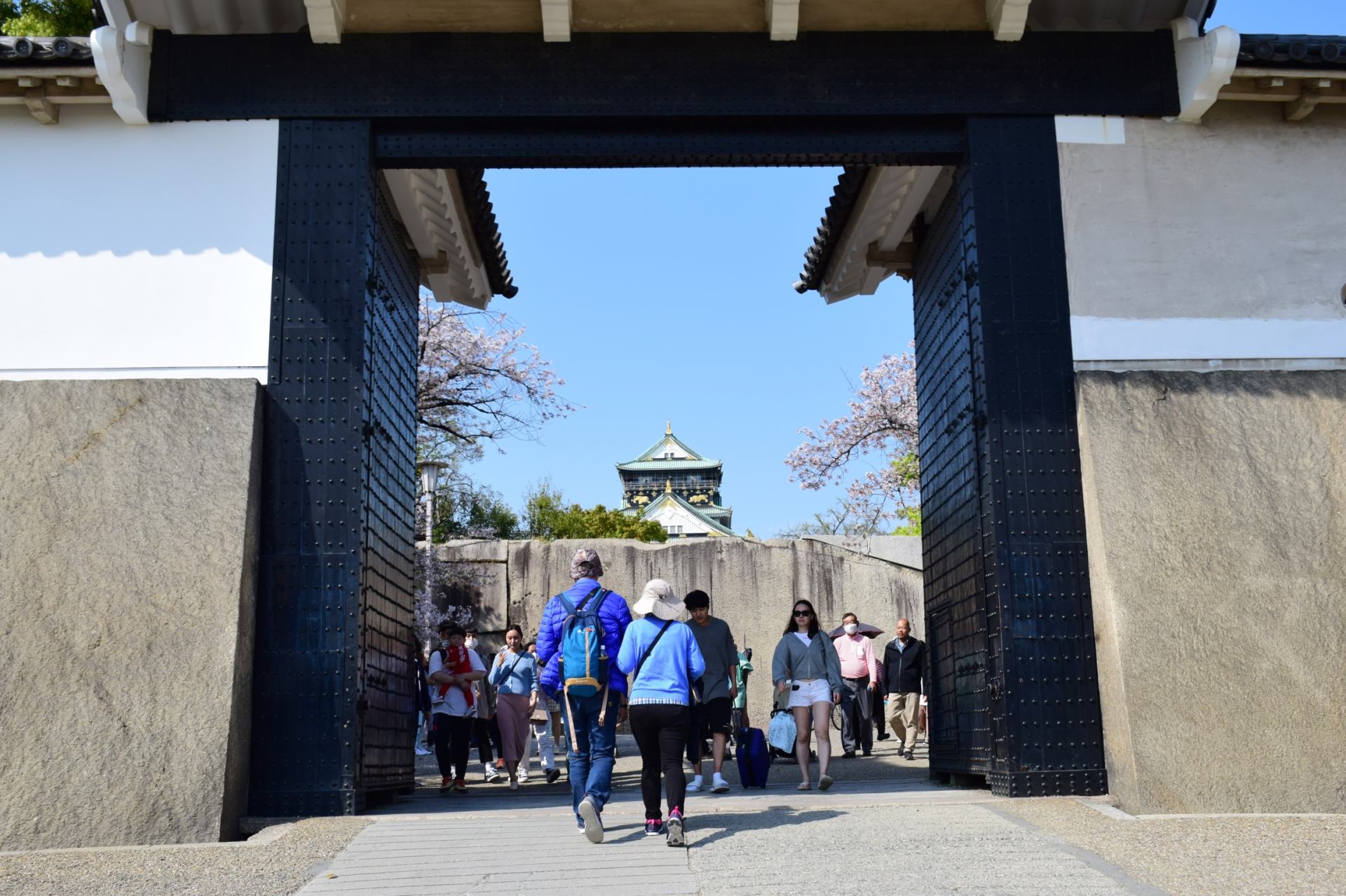 大阪城天守閣へと続く桜門