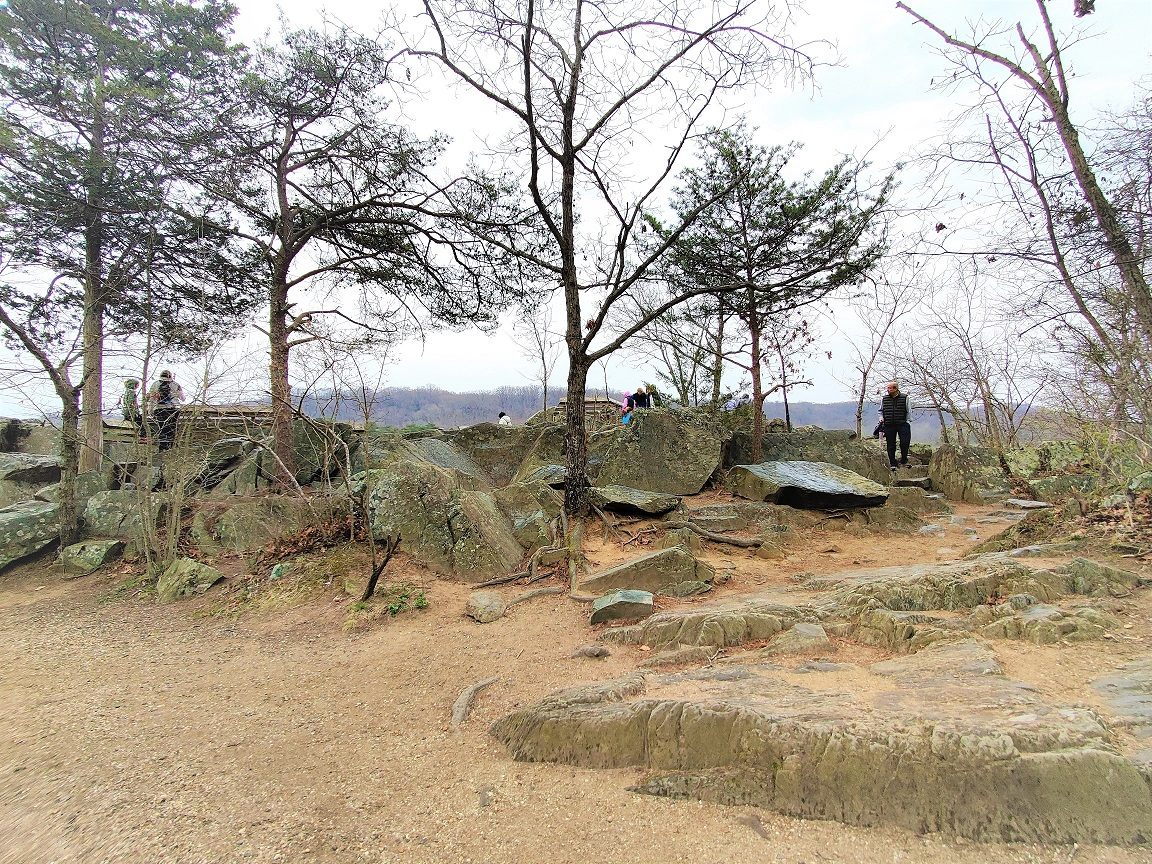 巨大な岩で形成されているグレート・フォールズ公園の展望エリア