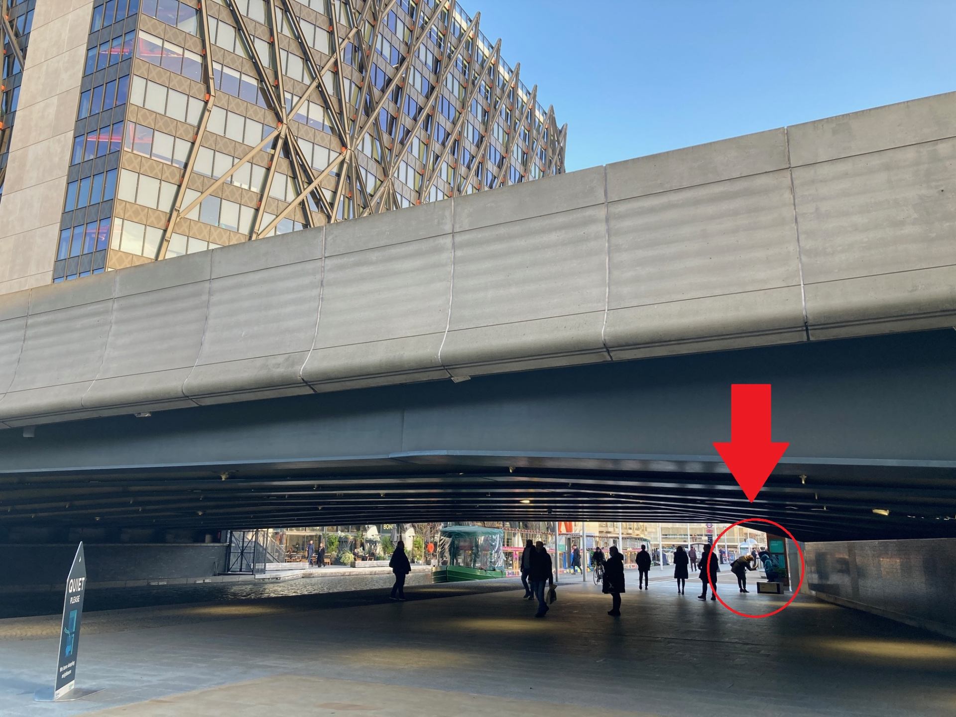 陸橋の下で、誰かが写真を撮ろうとしているのは?