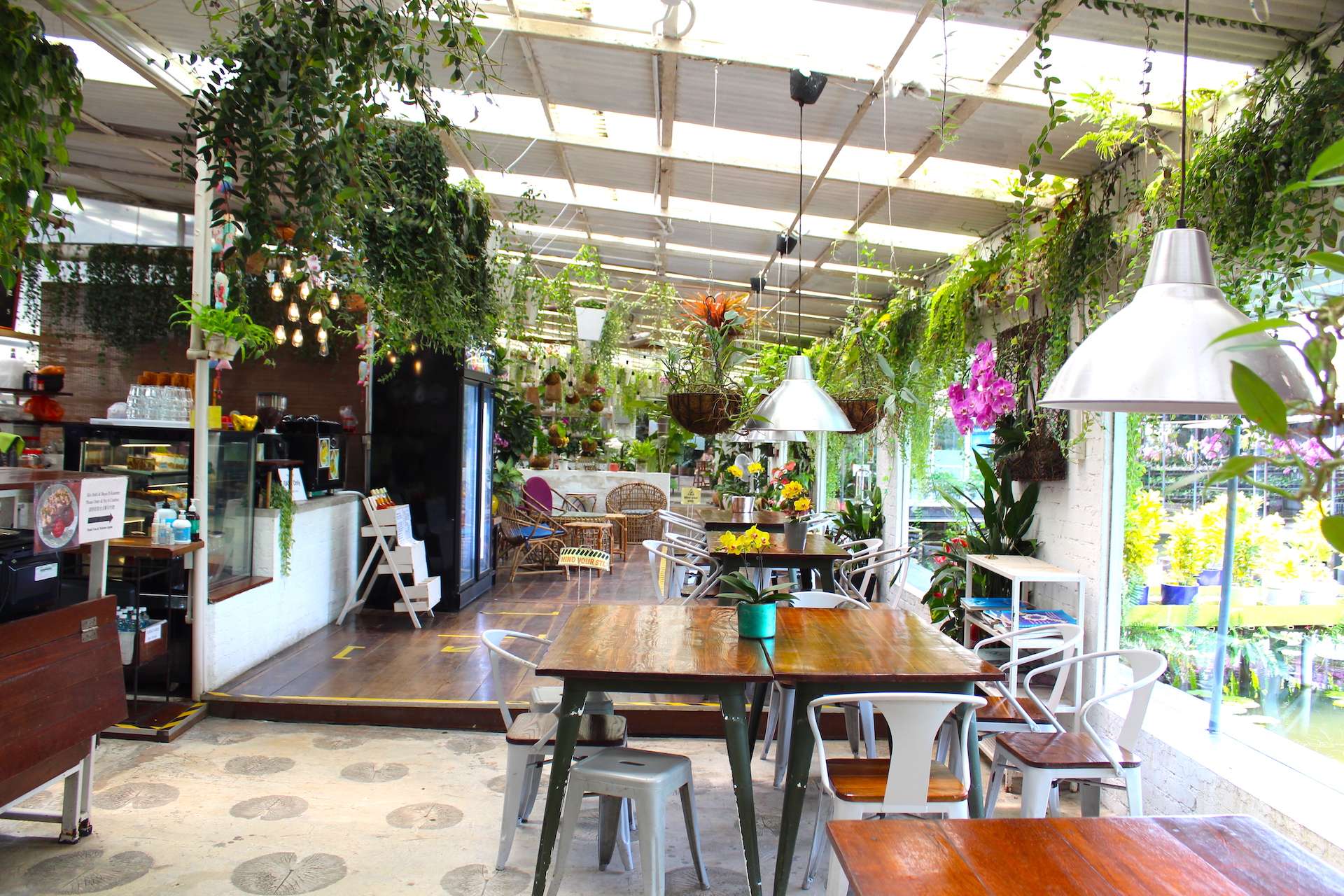 植物園のようなイメージのカフェ