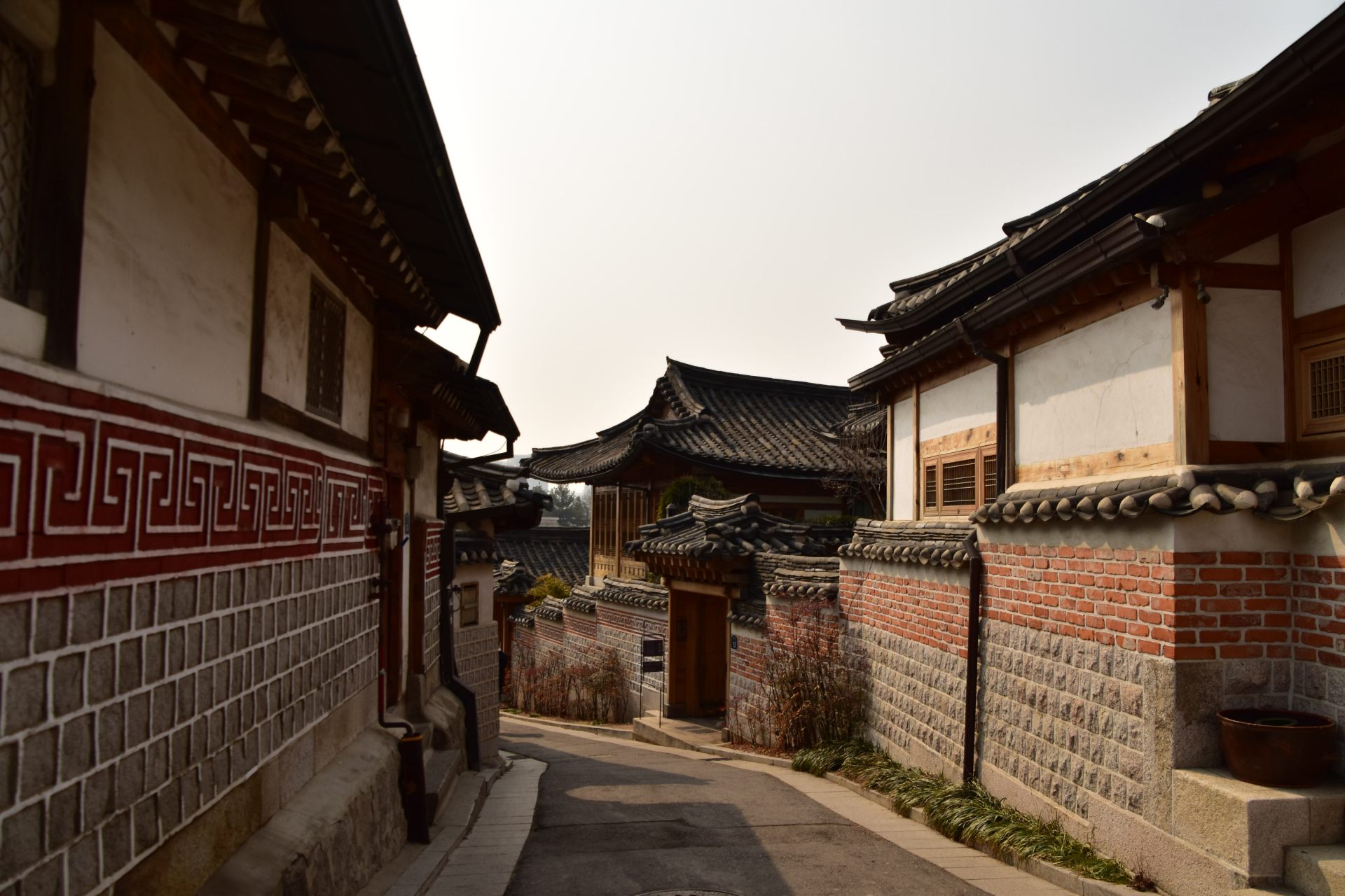韓国伝統家屋が建ち並ぶ北村韓屋村（プッチョンハノクマウル）で文化と