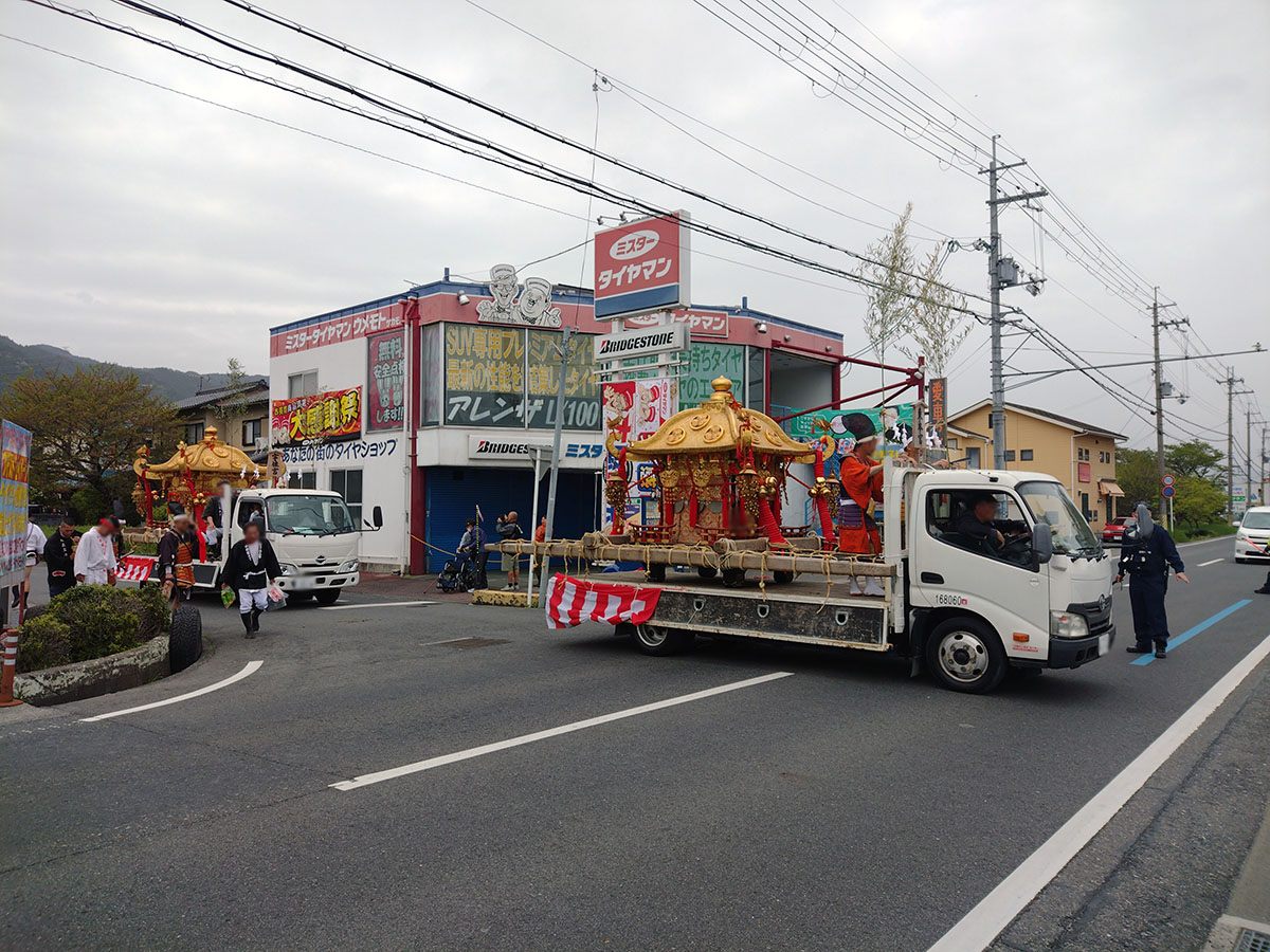 神輿が通る間は道路も封鎖されます