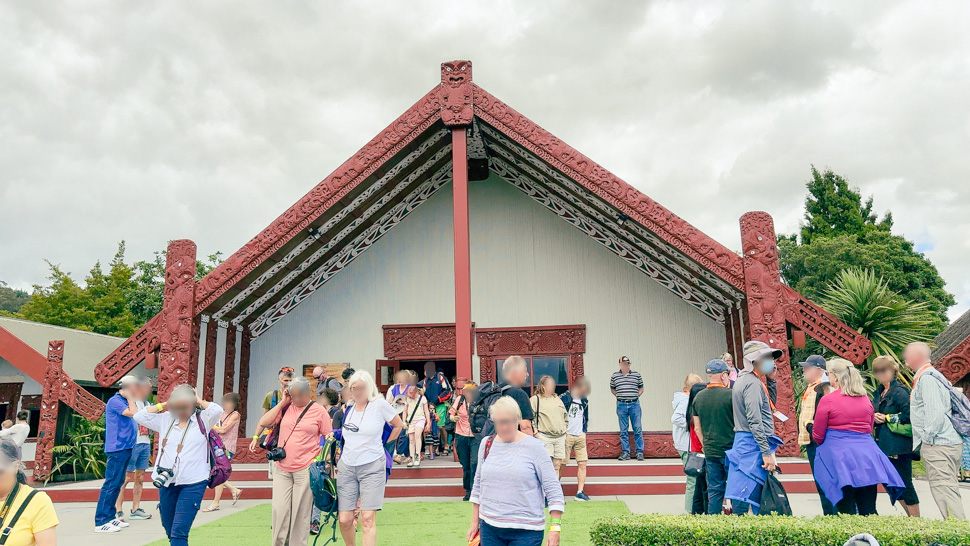 Carved Meeting house, Te Aroui-a-Rua