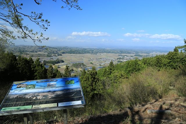 中央奥に、阿武隈山地にある福島空港方向を望みます。