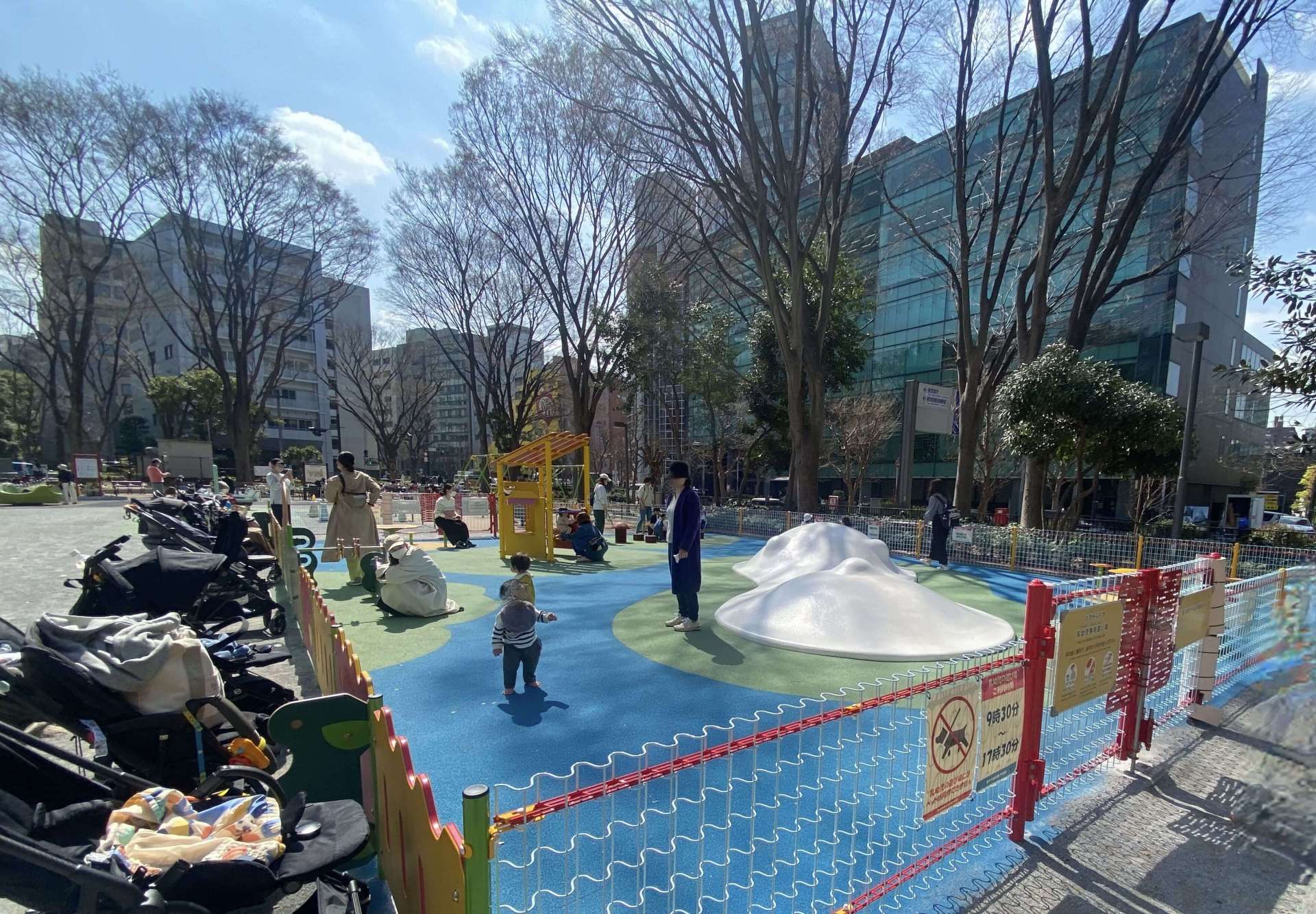 新宿中央公園・ちびっこ広場（3歳児までの幼児エリア）