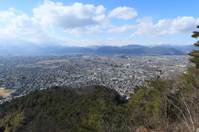 福島市の西方向を望みます。