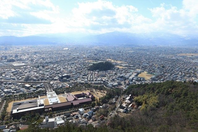 県立美術館&図書館を俯瞰します。
ガスが優勢ですが、右奥には安達太良山や吾妻山の姿も確認できます。