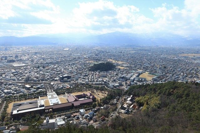 県立美術館＆図書館を俯瞰します。
ガスが優勢ですが、右奥には安達太良山や吾妻山の姿も確認できます。