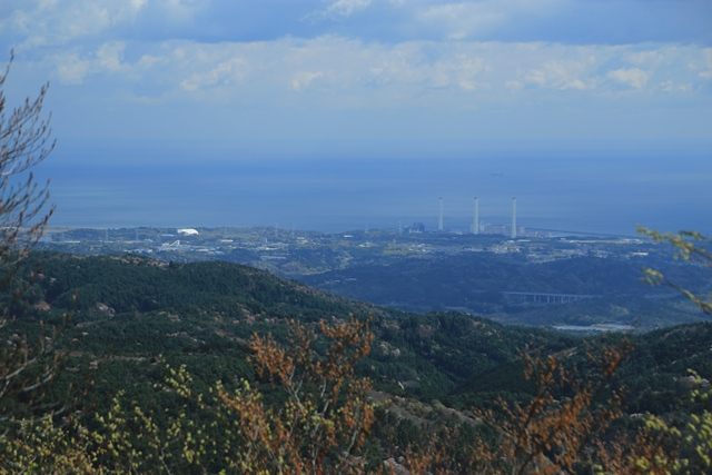 眺望の開けた太平洋側には、広野火力発電所の煙突が目立っています。