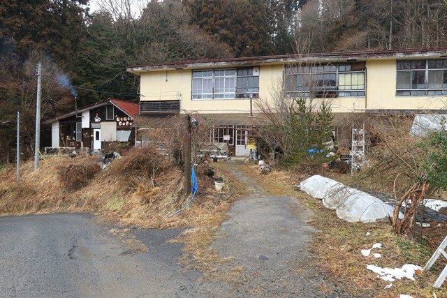 鮫川村にある[Littel Cafe](https://ameblo.jp/littlecafe2014/)へ行って来ました。（2月）
土日限定の"小さな森にある小さなカフェ"として、リアル隠れ家的な名店です♪
（R349沿いにある店舗入口）