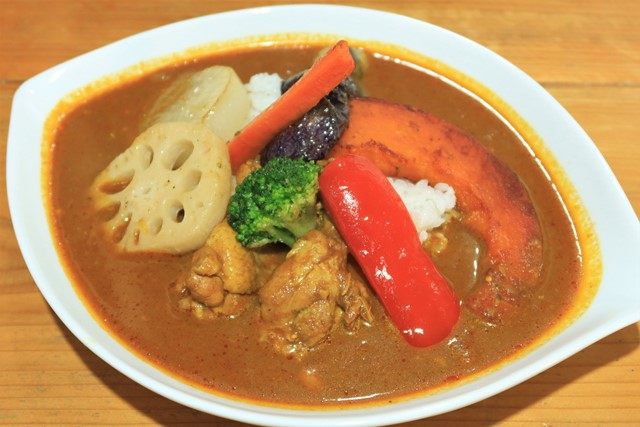 「スープなカレーライス」
サラッとしたスープカレーは、トマトやニンニク、ショウガ等が溶け込んでいます。
スパイスの効いた辛さと深みのあるコクが美味しく、身体も温まります✨