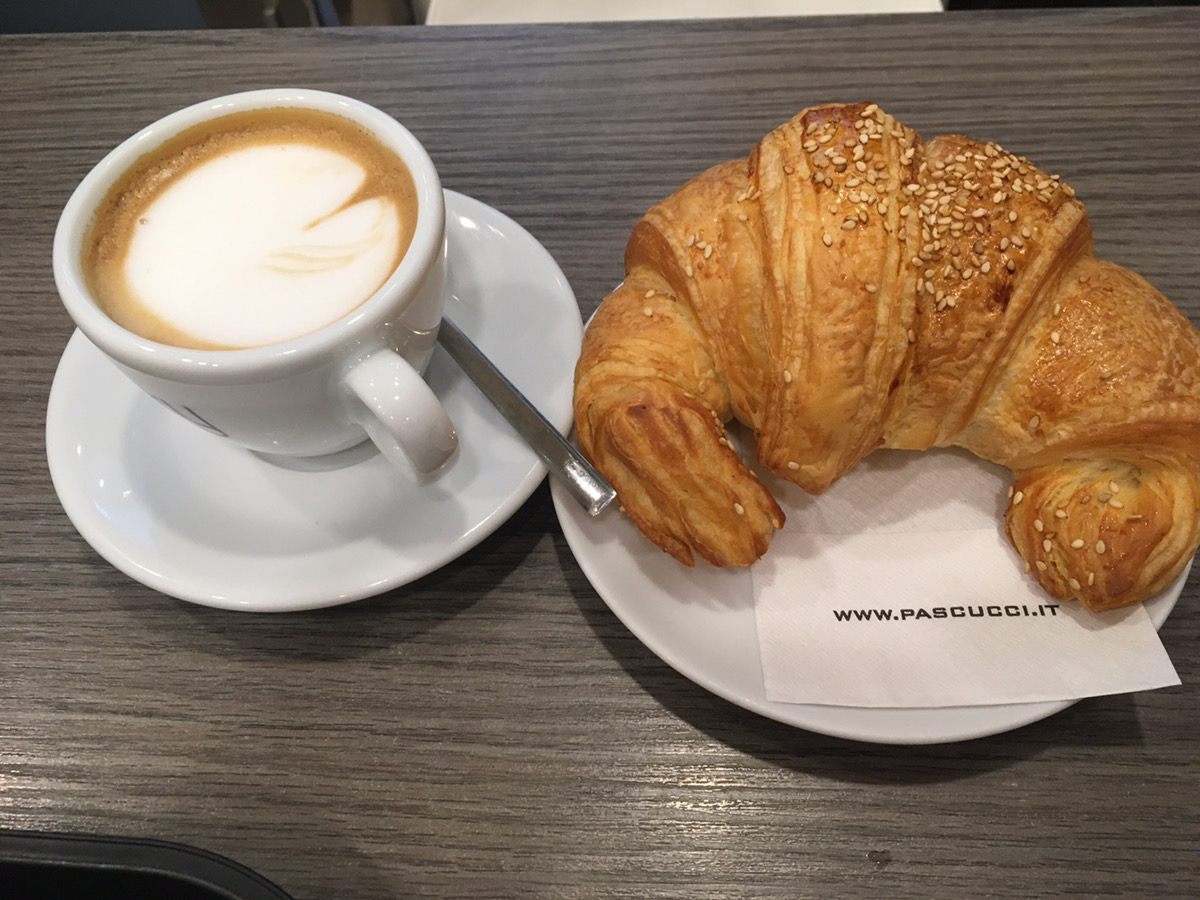 マルコの朝食。カプチーノとブリオッシュ